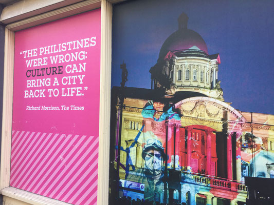 Leerstehende Ladenlokale auf der High Street werden mit Bildern aus 2017 geschmückt