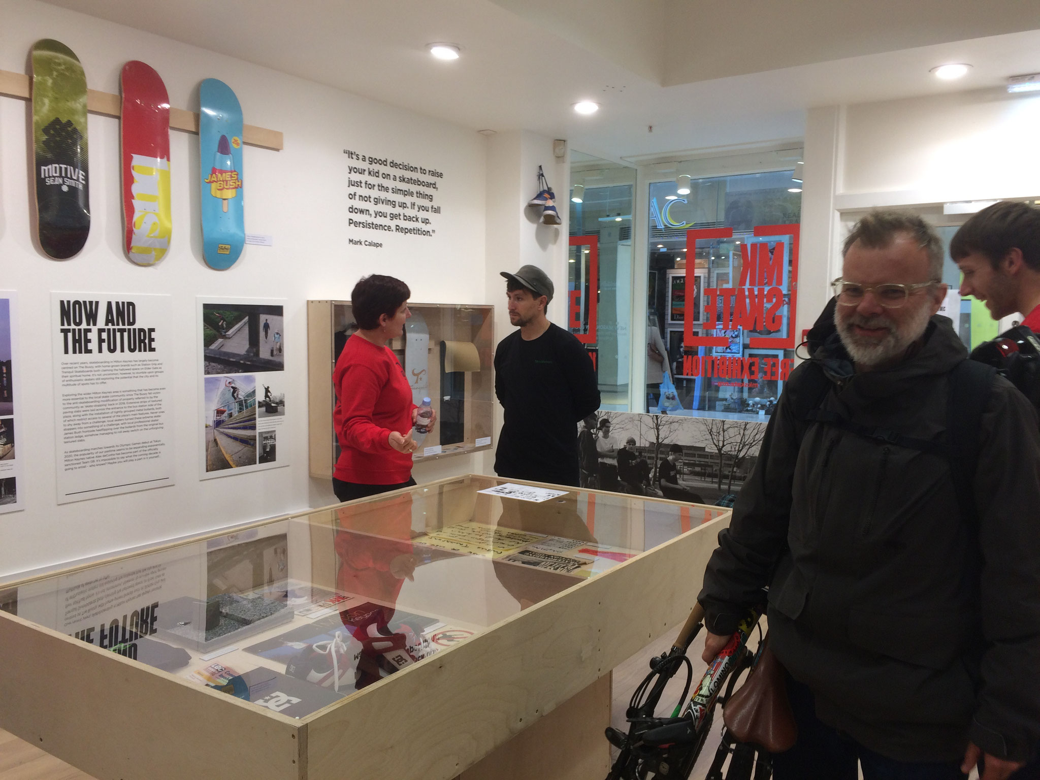 Blick in die Ausstellung zu Skateboarding in Milton Keynes