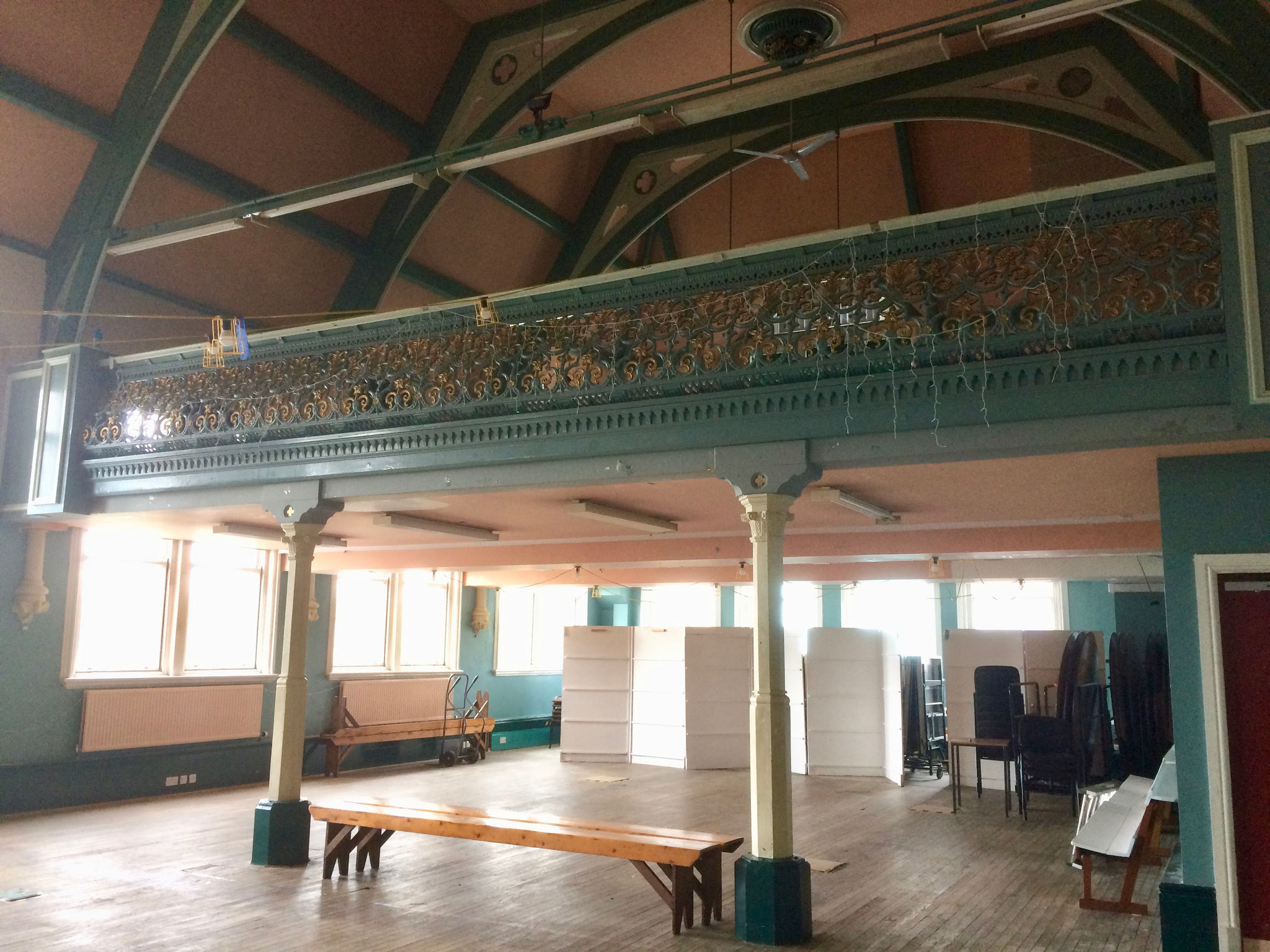 Der Ballsaal, der nach der Renovierung für Hochzeiten und Feiern vermietet wird 