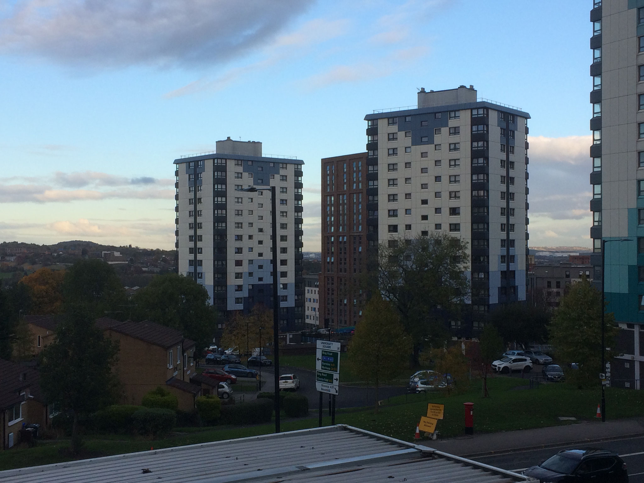 Blick vom Campus der Sheffield University auf Studierendenwohnheime